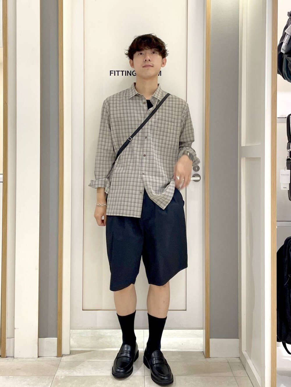 ベージュ系のシャツ/ブラウス、グレー系のその他シューズ、ブラック系のその他パンツを着用したメンズの夏コーディネートの5枚目の写真