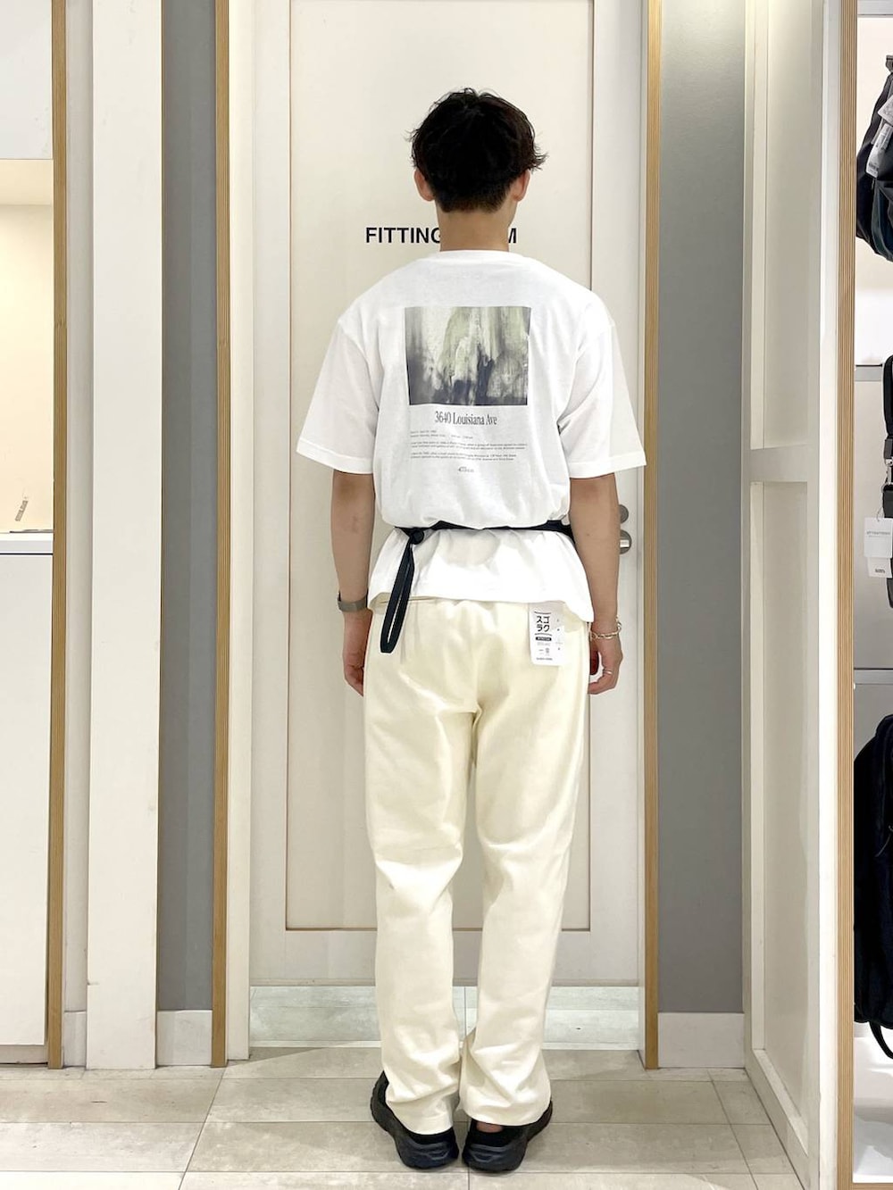 その他のTシャツ/カットソー、ブラック系のショルダーバッグ、ブラック系のサンダルを着用したメンズの夏コーディネートの7枚目の写真