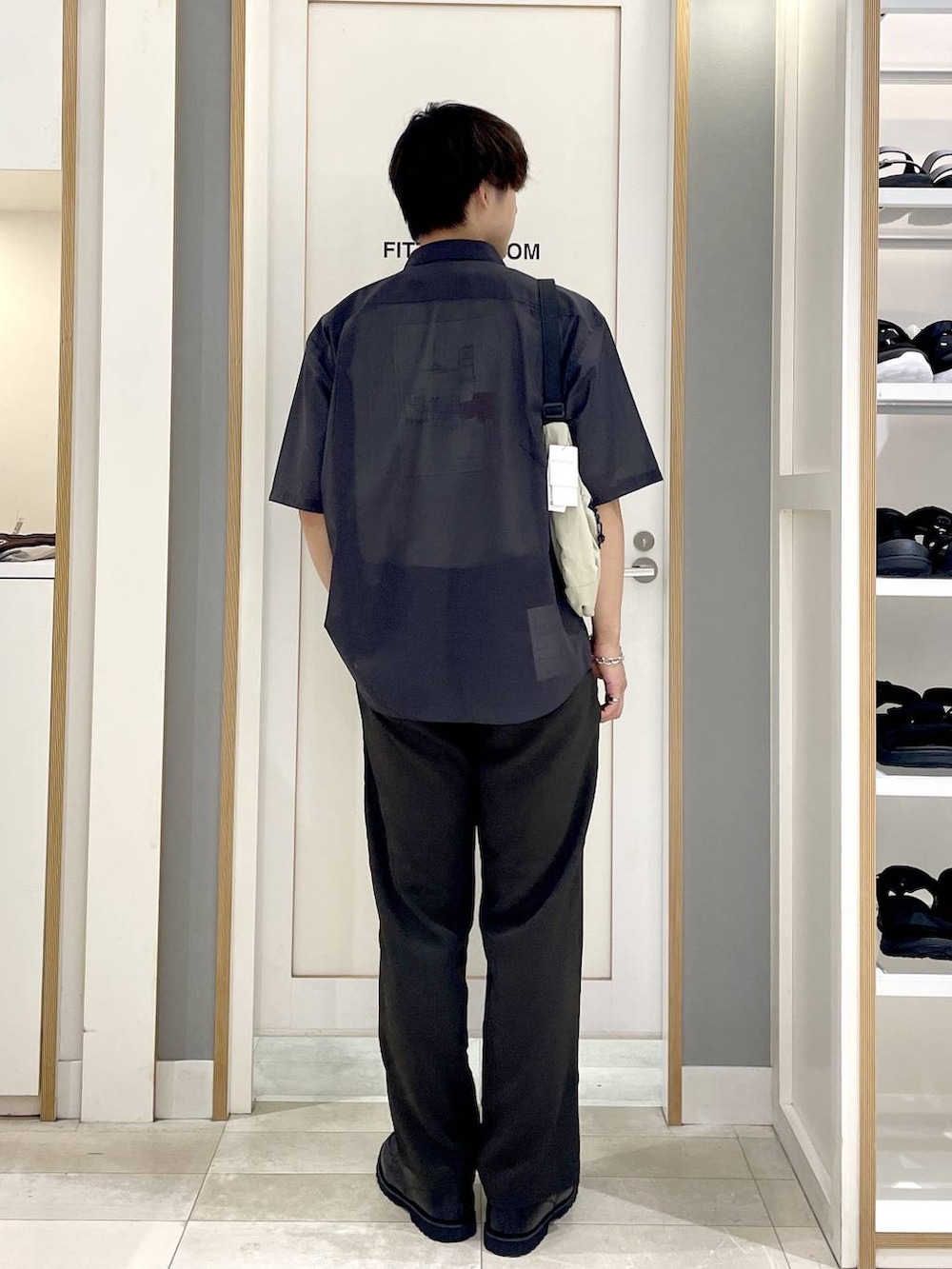 グレー系のTシャツ/カットソー、グレー系のその他シューズ、ブラック系のシャツ/ブラウスを着用したメンズの夏コーディネートの5枚目の写真