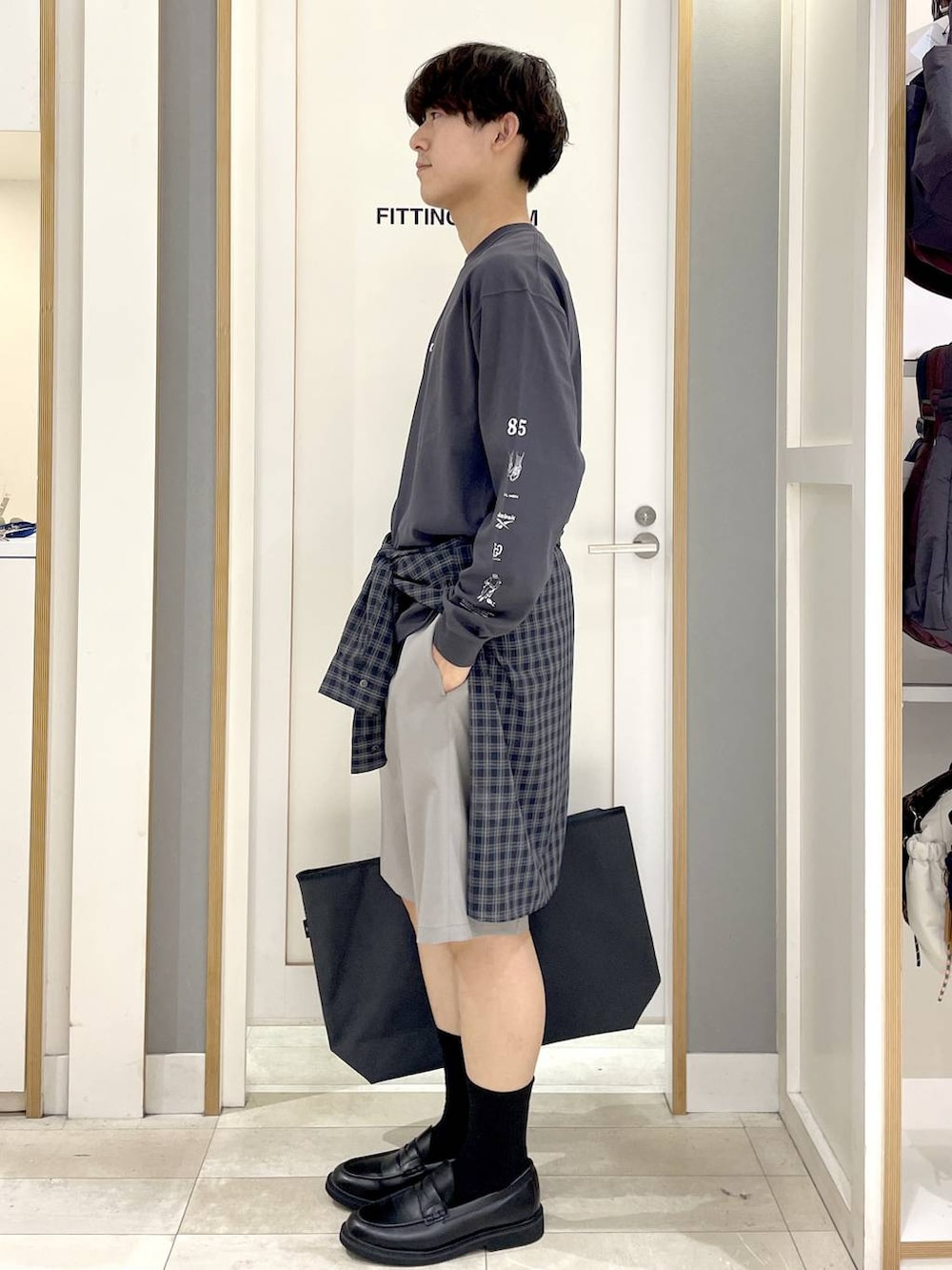 ブラック系のシャツ/ブラウス、ブラック系のトートバッグ、グレー系のその他シューズを着用したメンズの秋コーディネートの5枚目の写真