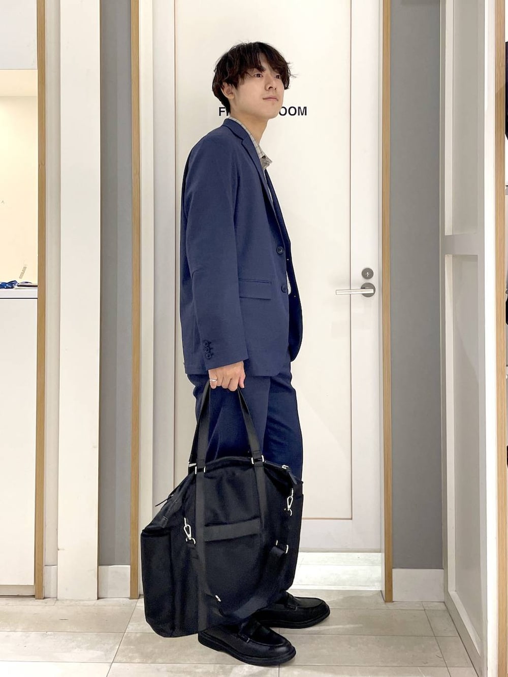 ベージュ系のシャツ/ブラウス、ブルー系のデニムジャケット、ブルー系のスラックスを着用したメンズの秋コーディネートの3枚目の写真