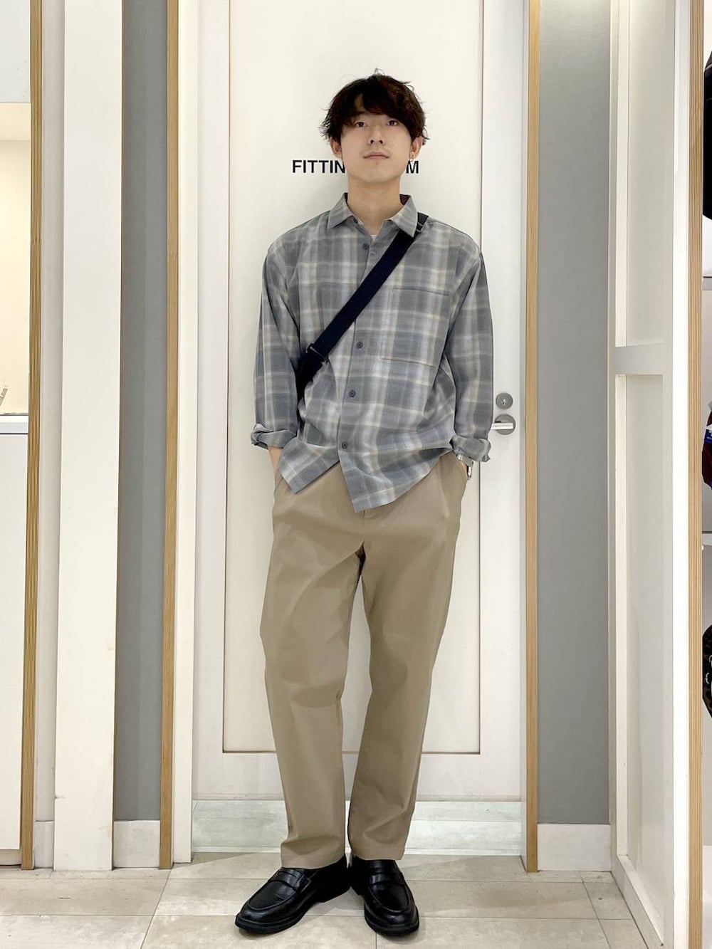 ベージュ系のその他パンツ、グレー系のショルダーバッグ、グレー系のその他シューズを着用したメンズの秋コーディネートの4枚目の写真