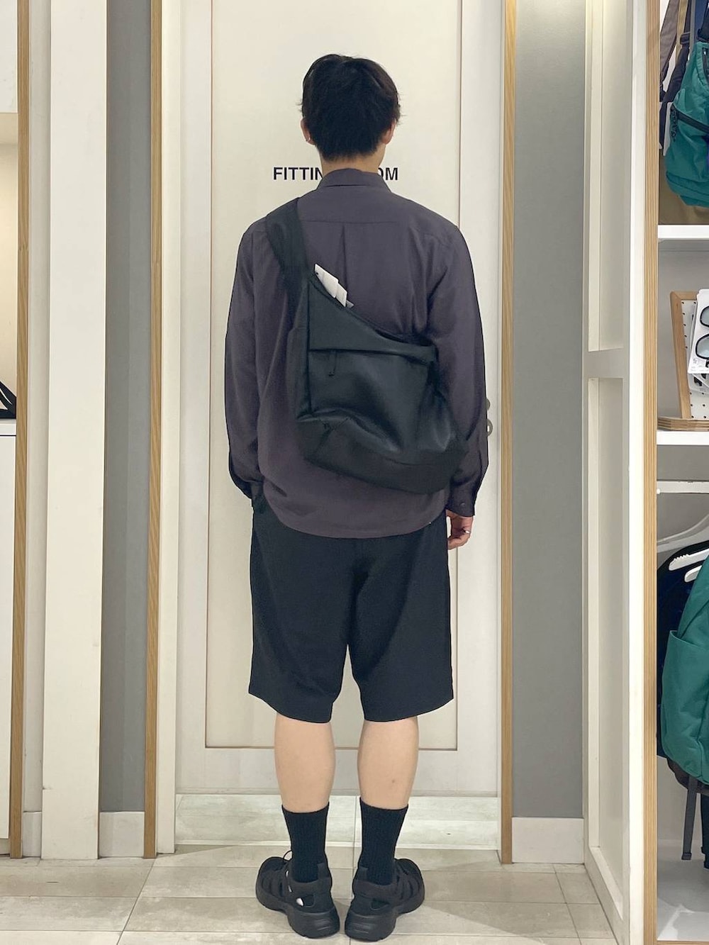 ブラック系のショルダーバッグ、グレー系のシャツ/ブラウス、ブラック系のスニーカーを着用したメンズの春コーディネートの5枚目の写真