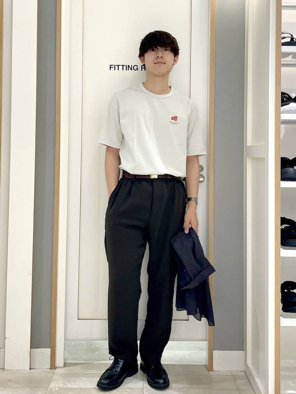 グレー系のTシャツ/カットソー、グレー系のその他シューズ、ブラック系のシャツ/ブラウスを着用したメンズの夏コーディネートの3枚目の写真