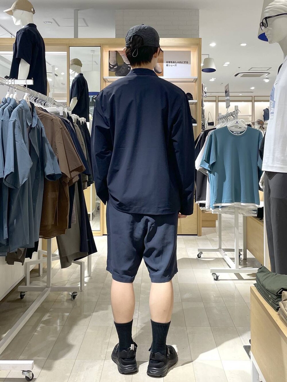 ブルー系のテーラードジャケット、ブルー系のその他パンツ、ブラック系のサンダルを着用したメンズの夏コーディネートの6枚目の写真