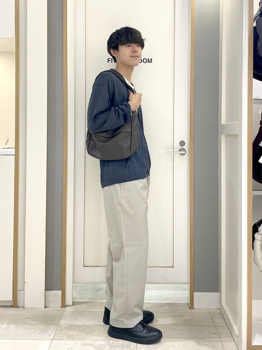 グレー系のその他シューズ、グレー系のショルダーバッグ、ブルー系のカーディガン/ボレロを着用したメンズの秋コーディネートの3枚目の写真