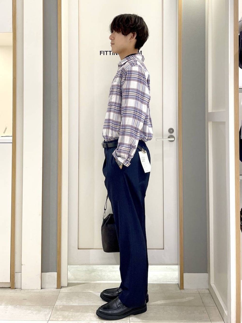 その他のショルダーバッグ、ブルー系のその他パンツ、グレー系のその他シューズを着用したメンズの秋コーディネートの4枚目の写真