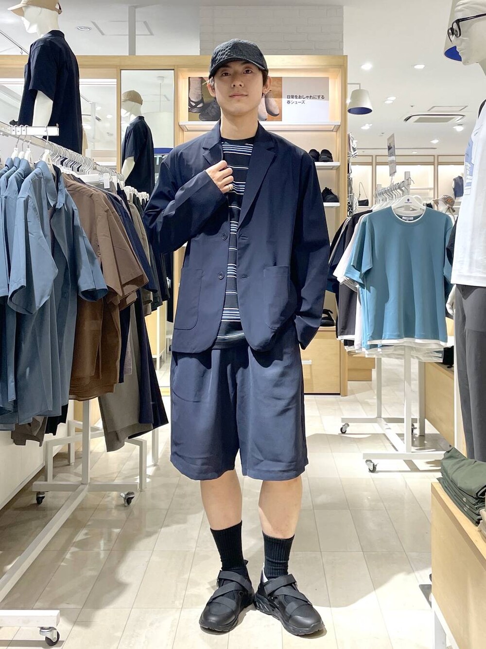 ブルー系のテーラードジャケット、ブルー系のその他パンツ、ブラック系のサンダルを着用したメンズの夏コーディネートの3枚目の写真