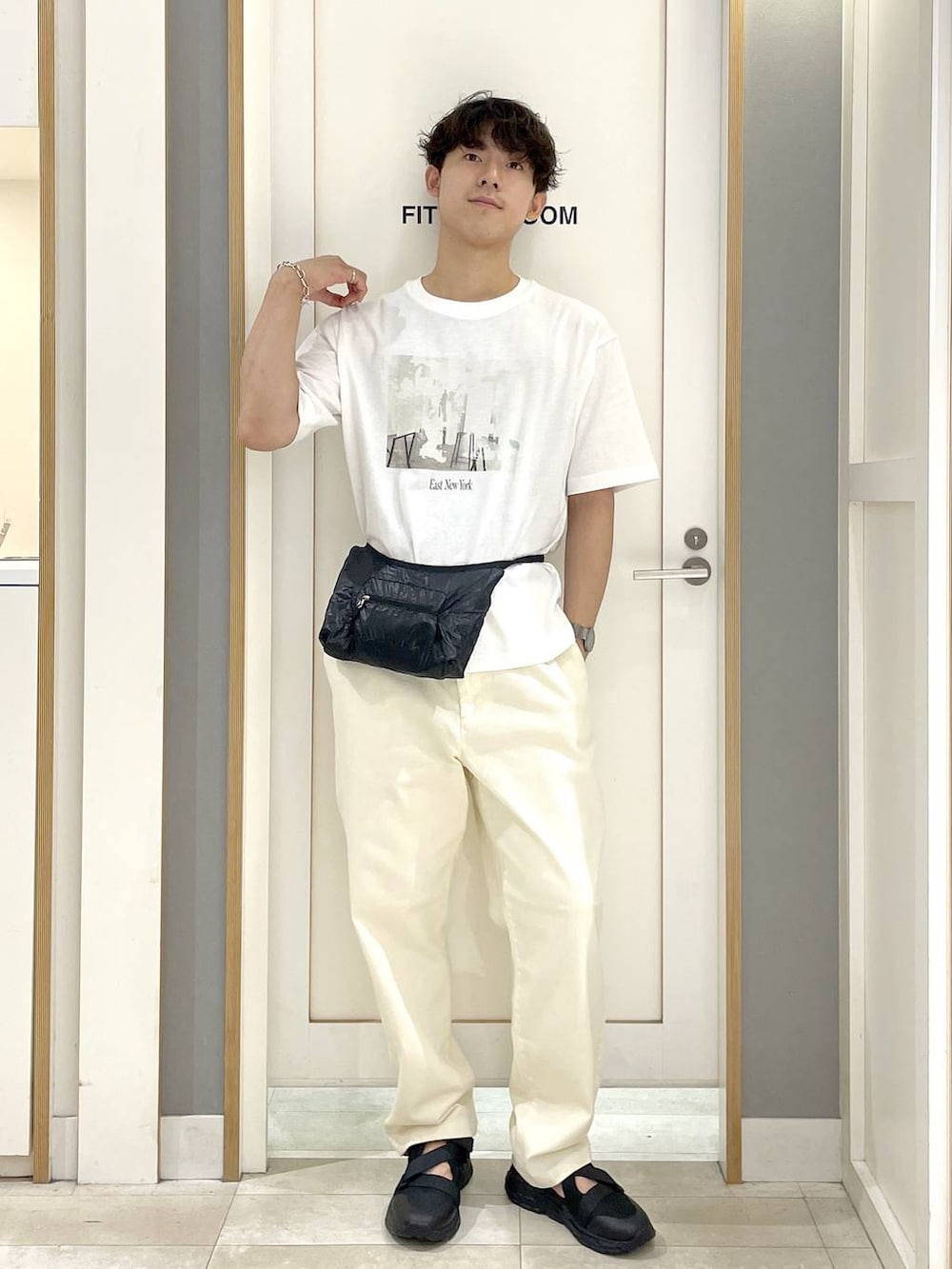 その他のTシャツ/カットソー、ブラック系のショルダーバッグ、ブラック系のサンダルを着用したメンズの夏コーディネートの2枚目の写真