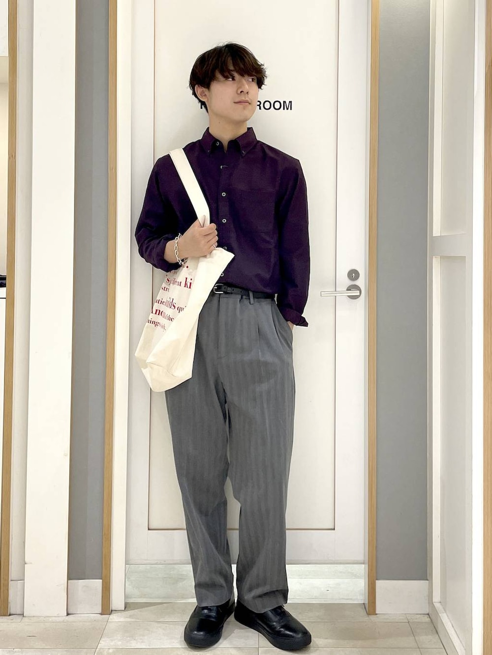 グレー系のその他パンツ、グレー系のその他シューズ、ホワイト系のトートバッグを着用したメンズの夏コーディネートの2枚目の写真