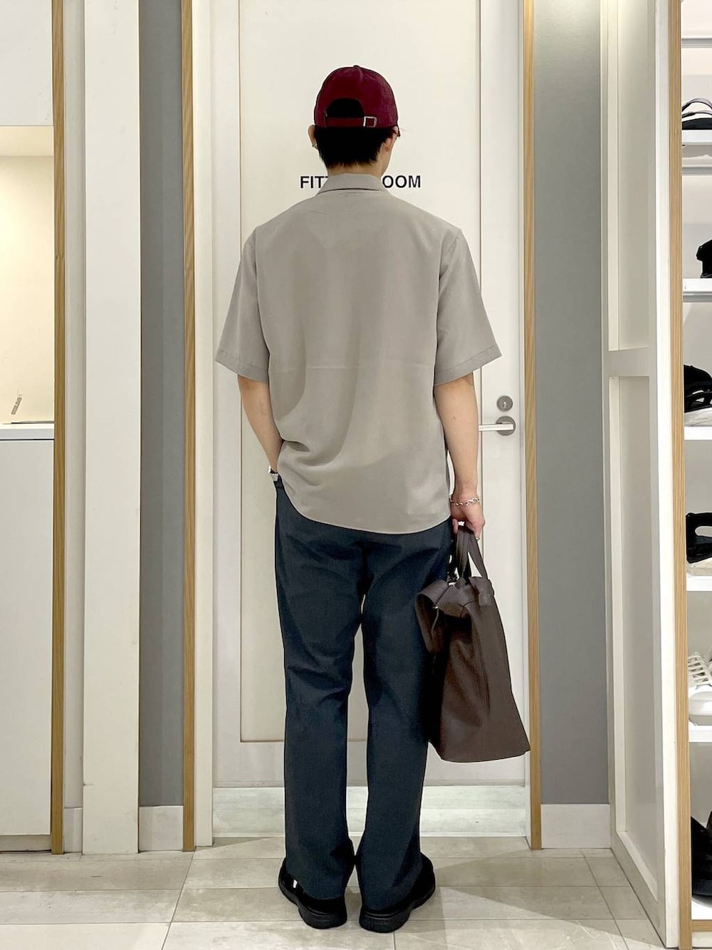 ブラック系のその他パンツ、ホワイト系のTシャツ/カットソー、ベージュ系のシャツ/ブラウスを着用したメンズの夏コーディネートの4枚目の写真