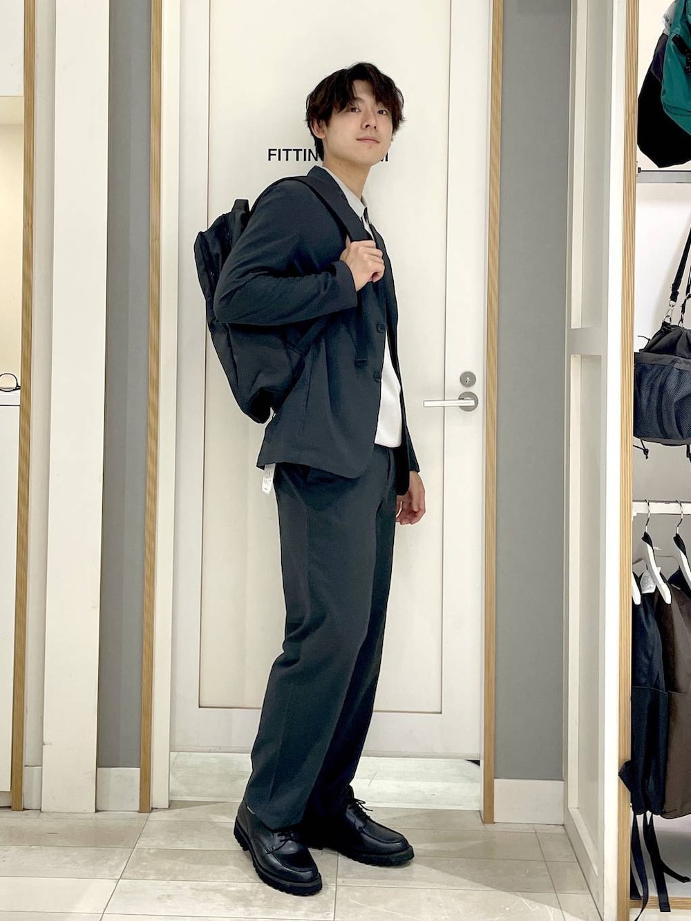 ブラック系のバックパック/リュック、グレー系のその他シューズ、グレー系のその他パンツを着用したメンズの夏コーディネートの2枚目の写真
