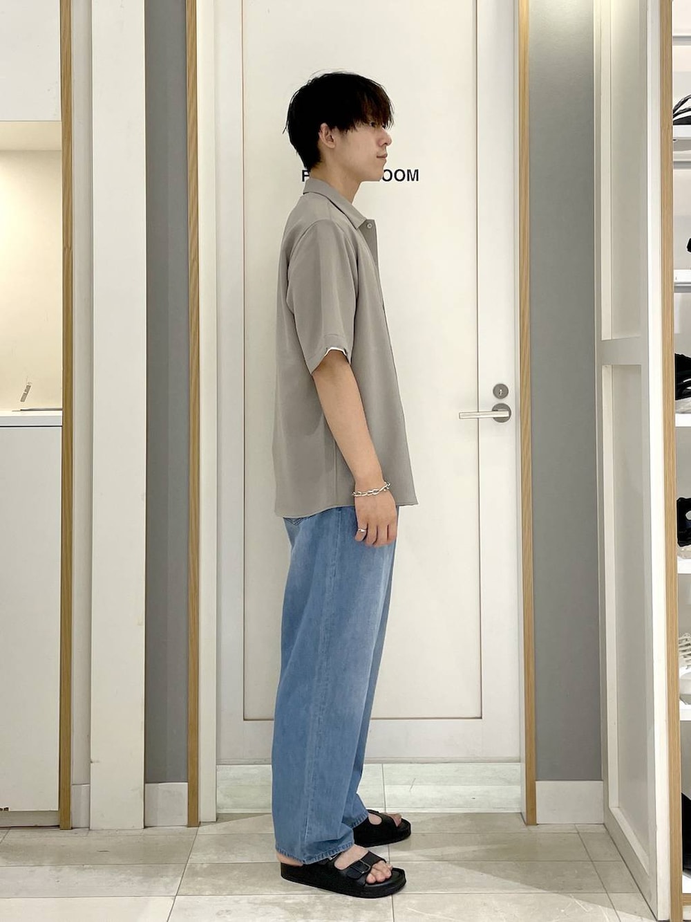 ホワイト系のTシャツ/カットソー、ベージュ系のシャツ/ブラウス、ブルー系のデニムパンツを着用したメンズの夏コーディネートの4枚目の写真