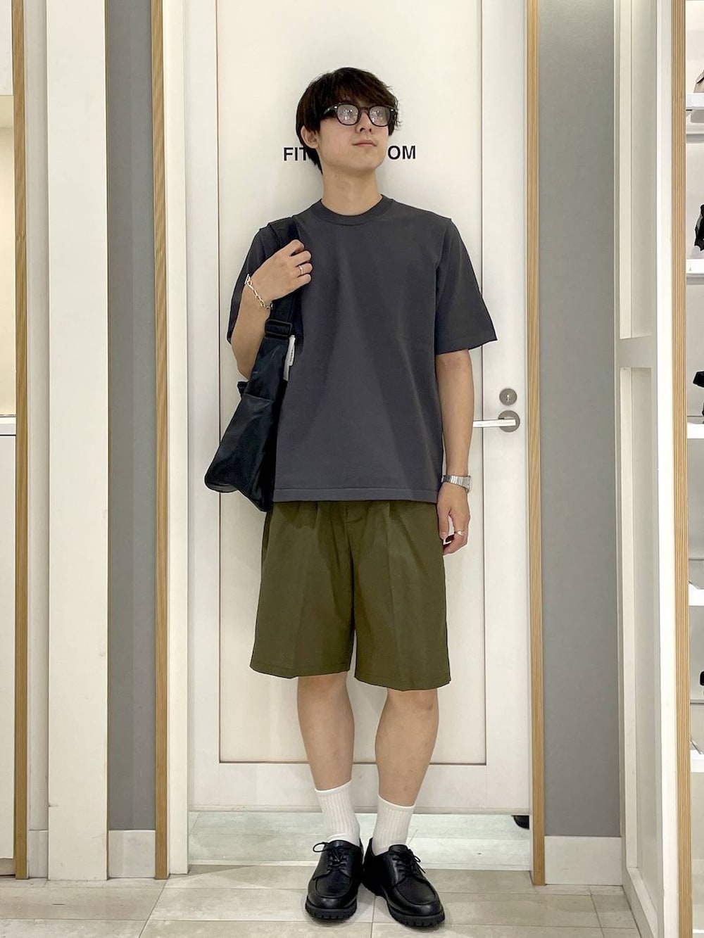 ブラック系のショルダーバッグ、グレー系のその他シューズ、グリーン系のその他パンツを着用したメンズの夏コーディネートの3枚目の写真