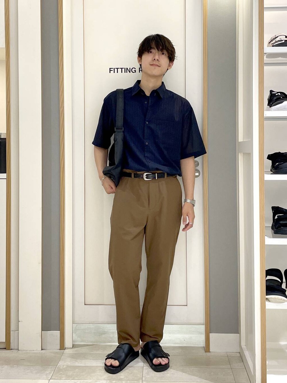 ブラック系のショルダーバッグ、ブルー系のシャツ/ブラウス、イエロー系のその他パンツを着用したメンズの夏コーディネートの2枚目の写真