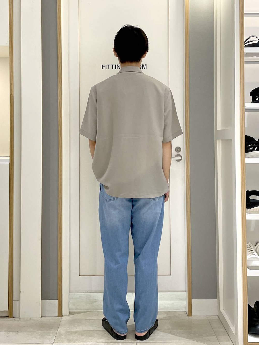 ホワイト系のTシャツ/カットソー、ベージュ系のシャツ/ブラウス、ブルー系のデニムパンツを着用したメンズの夏コーディネートの5枚目の写真