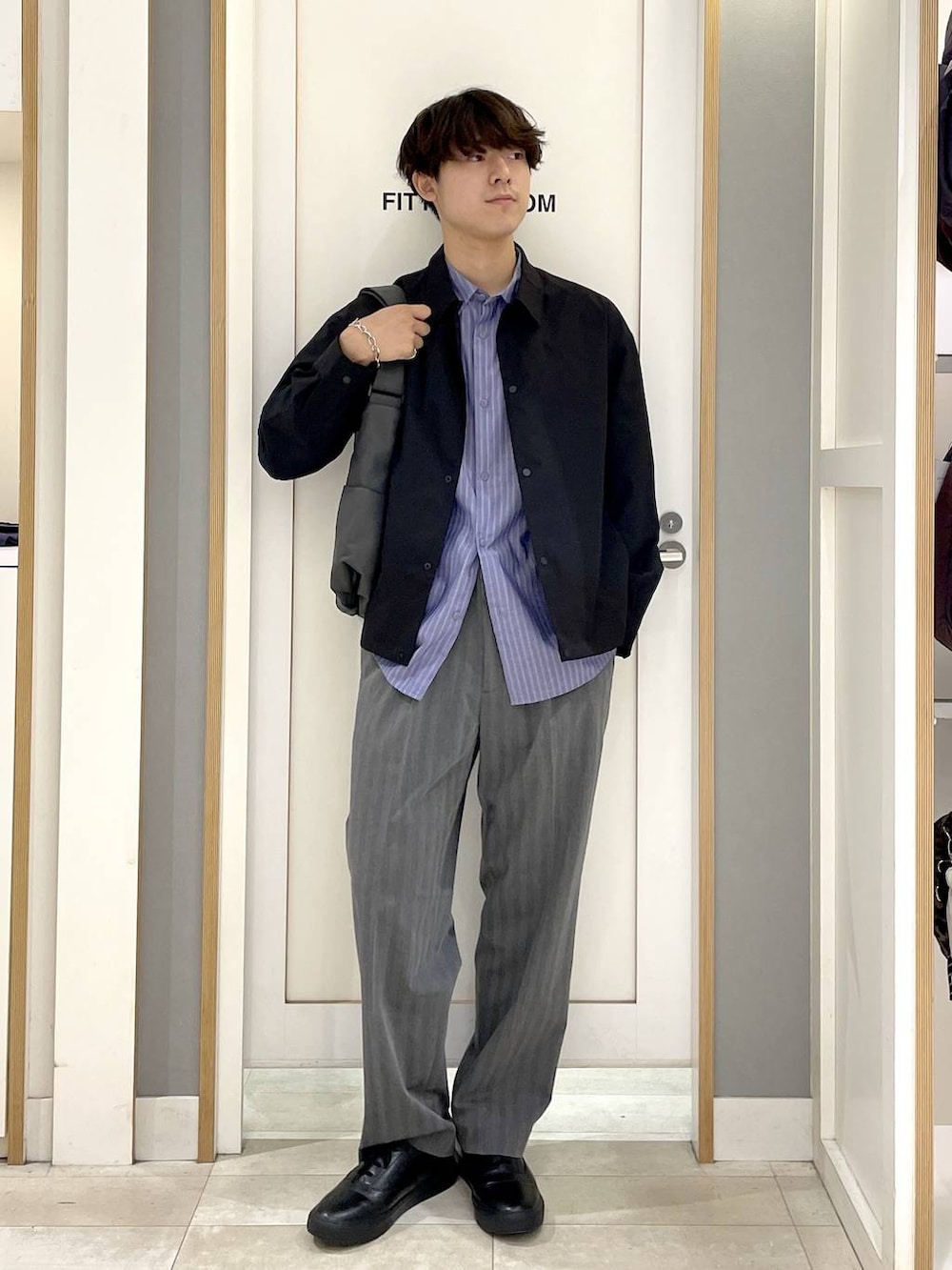 ブラック系のミリタリージャケット、グレー系のその他パンツ、グレー系のその他シューズを着用したメンズの秋コーディネートの2枚目の写真