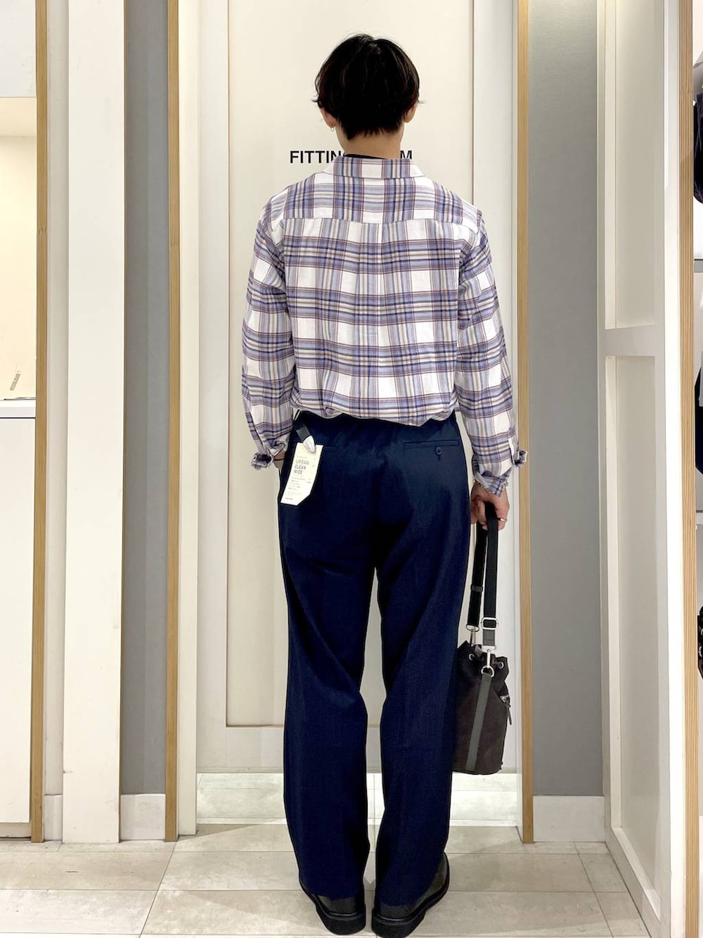その他のショルダーバッグ、ブルー系のその他パンツ、グレー系のその他シューズを着用したメンズの秋コーディネートの6枚目の写真
