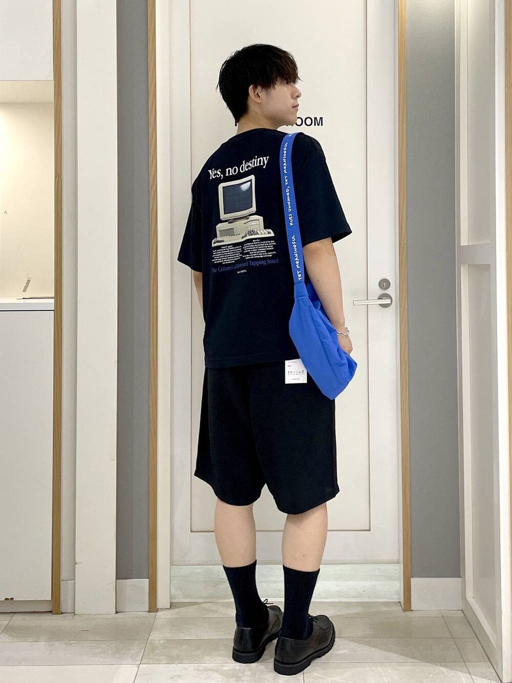 グレー系のその他シューズ、ブルー系のその他パンツ、ブラック系のTシャツ/カットソーを着用したメンズの夏コーディネートの2枚目の写真