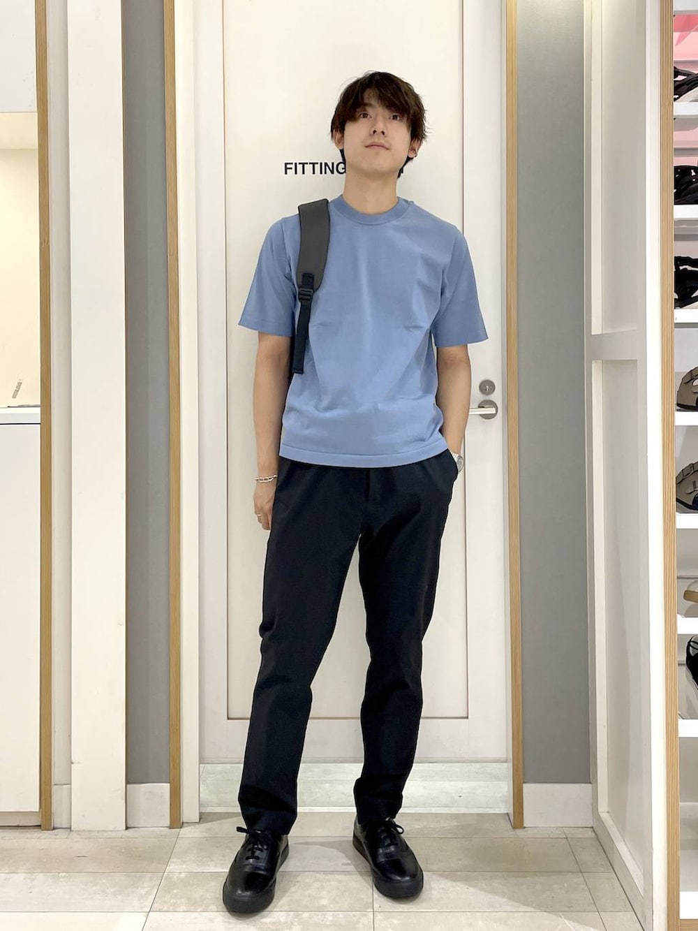 グレー系のバックパック/リュック、グレー系のその他シューズ、ブラック系のその他パンツを着用したメンズの夏コーディネートの4枚目の写真