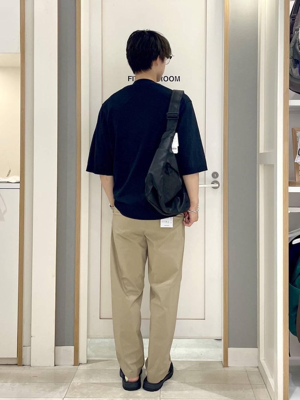 ブラック系のショルダーバッグ、ベージュ系のその他パンツ、ブラック系のTシャツ/カットソーを着用したメンズの夏コーディネートの4枚目の写真