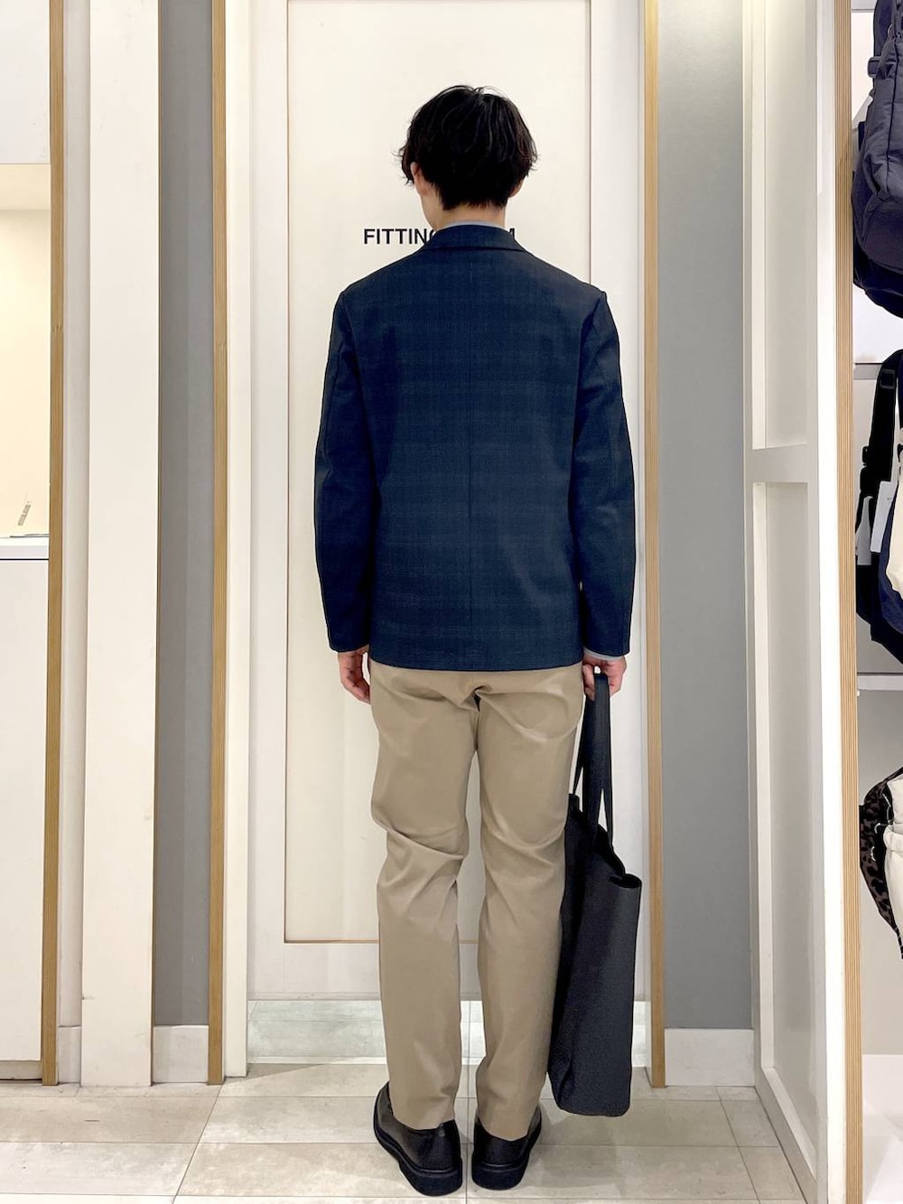 ベージュ系のその他パンツ、ブラック系のトートバッグ、グレー系のその他シューズを着用したメンズの秋コーディネートの7枚目の写真