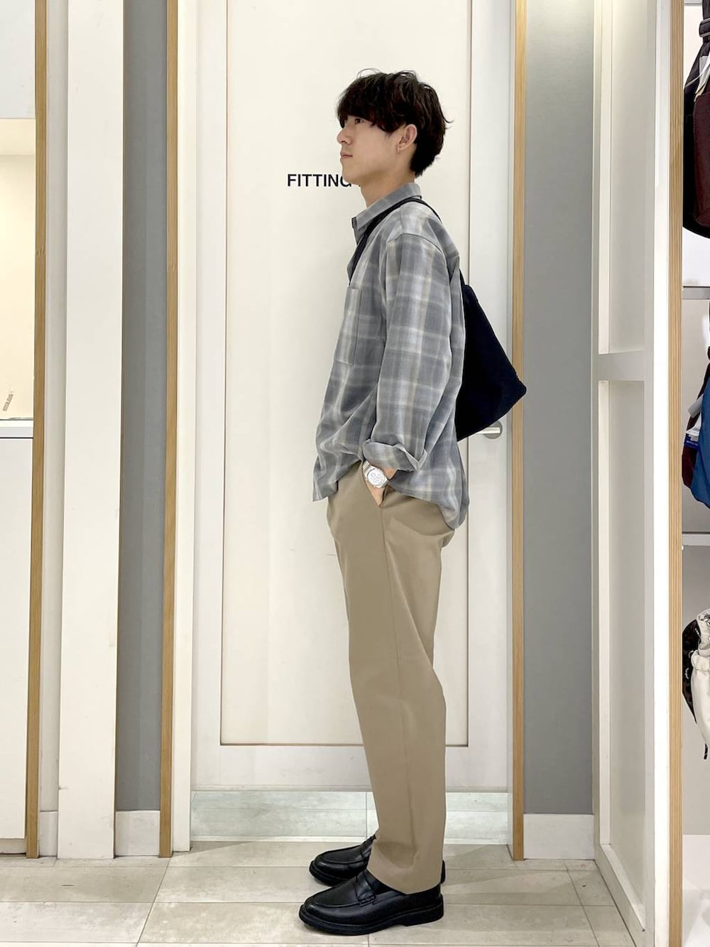 ベージュ系のその他パンツ、グレー系のショルダーバッグ、グレー系のその他シューズを着用したメンズの秋コーディネートの6枚目の写真