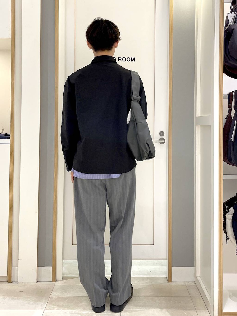 ブラック系のミリタリージャケット、グレー系のその他パンツ、グレー系のその他シューズを着用したメンズの秋コーディネートの6枚目の写真