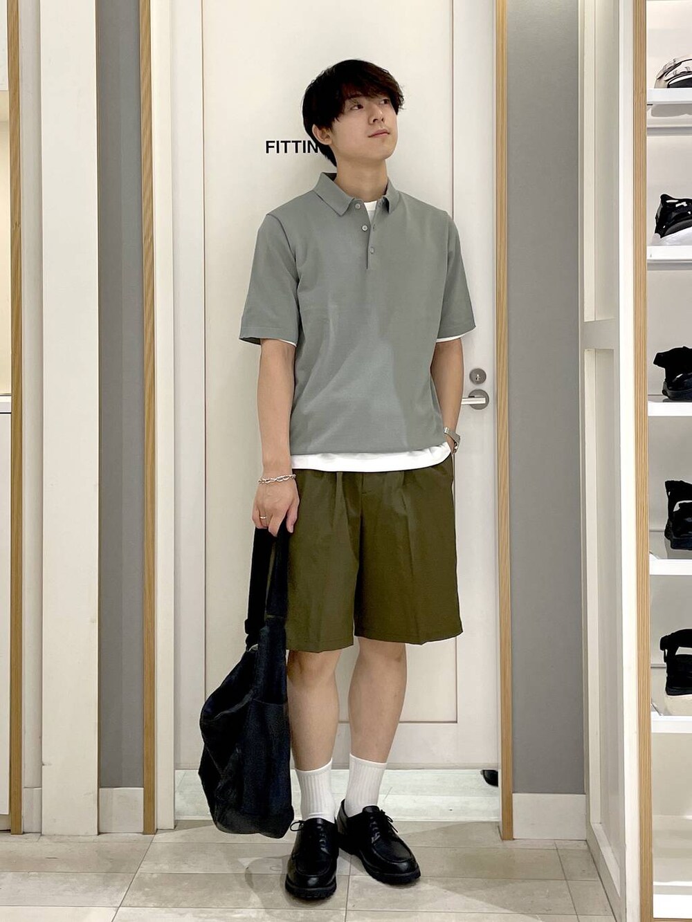 ブラック系のショルダーバッグ、ホワイト系のTシャツ/カットソー、グレー系のその他シューズを着用したメンズの夏コーディネートの3枚目の写真