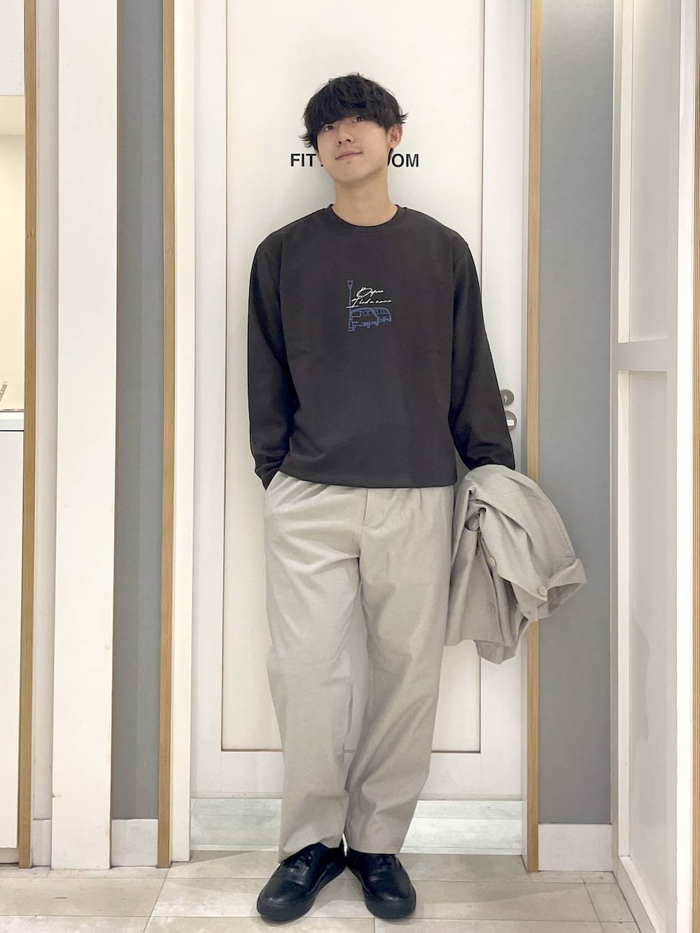 グレー系のその他シューズ、ベージュ系のその他パンツ、ベージュ系のシャツ/ブラウスを着用したメンズの秋コーディネートの4枚目の写真