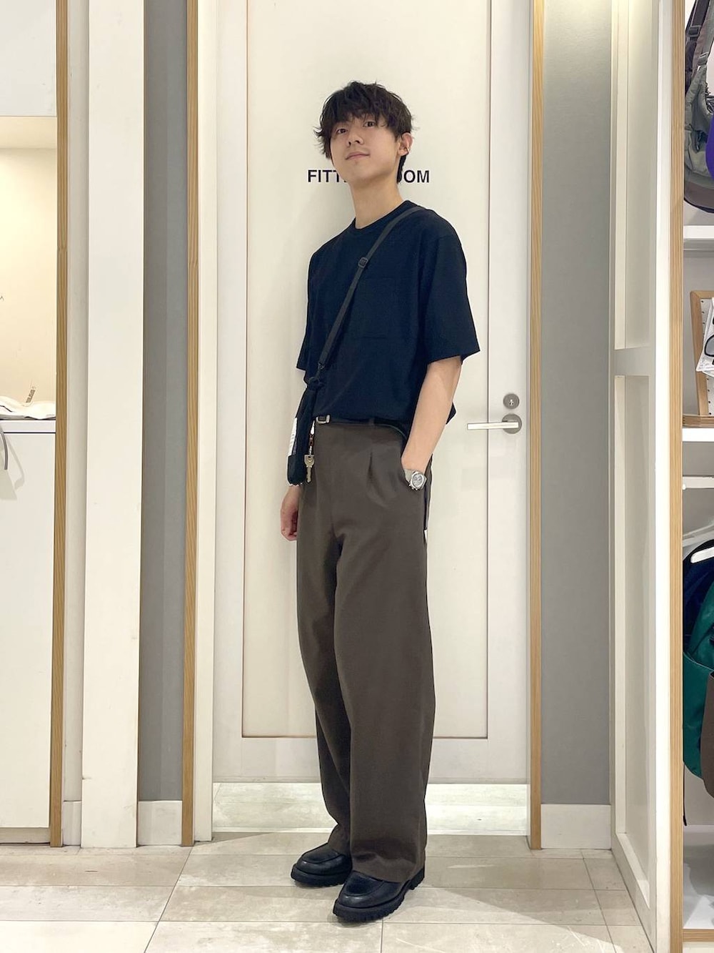 ブラウン系のその他パンツ、ブラック系のTシャツ/カットソー、グレー系のその他シューズを着用したメンズの夏コーディネートの4枚目の写真
