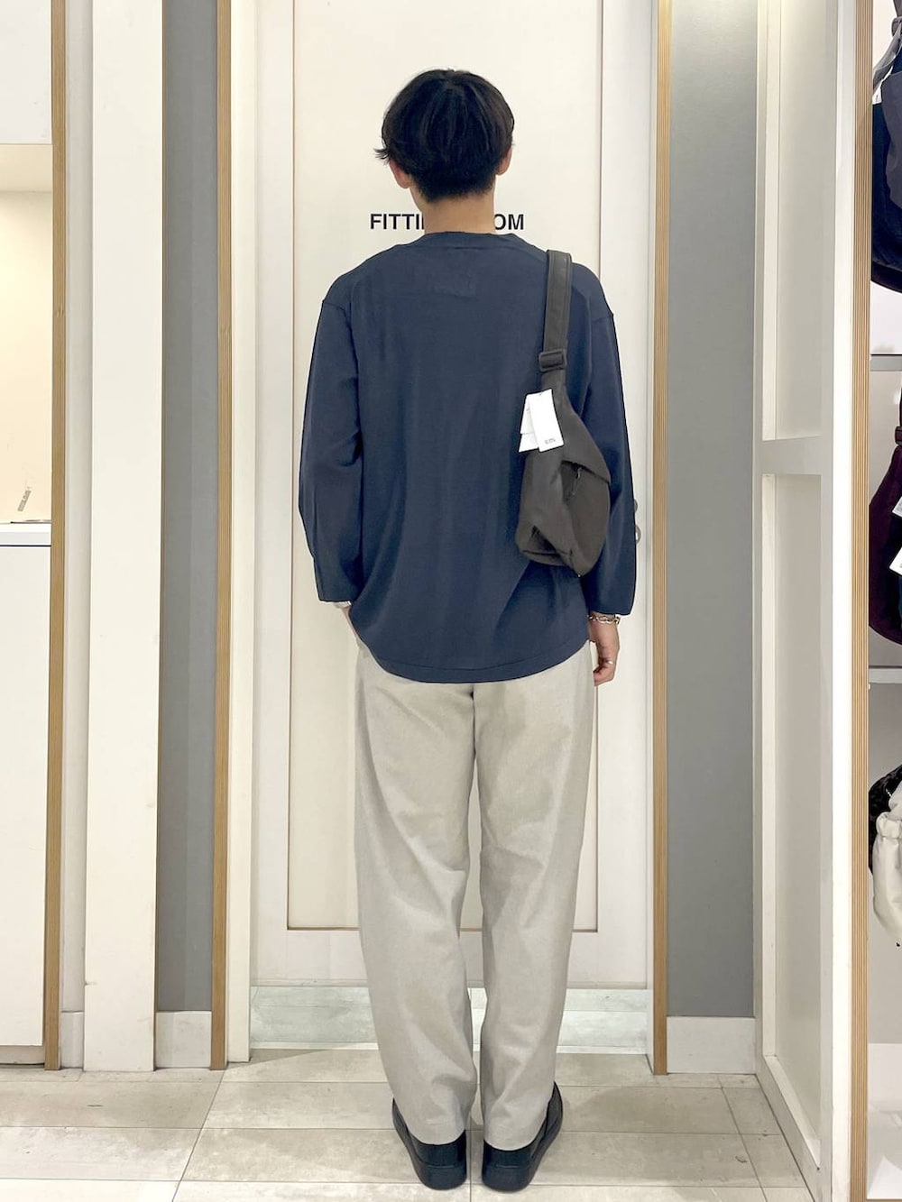 グレー系のその他シューズ、グレー系のショルダーバッグ、ブルー系のカーディガン/ボレロを着用したメンズの秋コーディネートの5枚目の写真