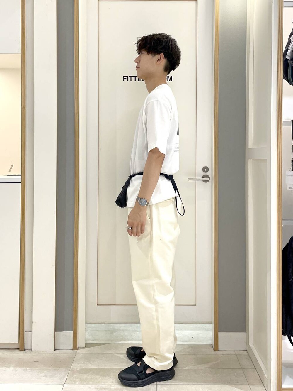 その他のTシャツ/カットソー、ブラック系のショルダーバッグ、ブラック系のサンダルを着用したメンズの夏コーディネートの8枚目の写真