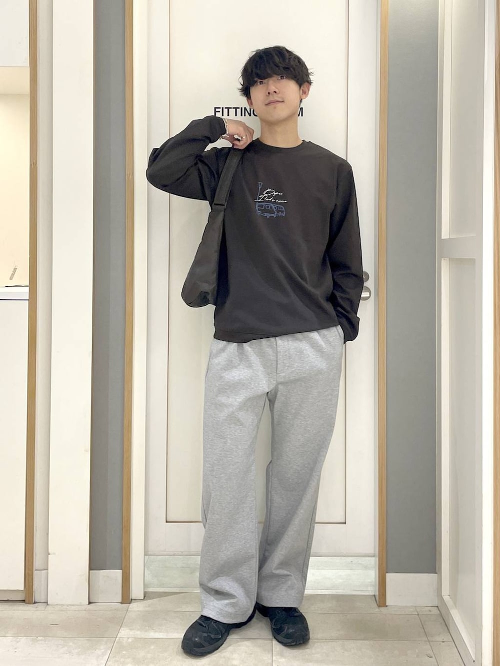グレー系のその他パンツ、ブラック系のスニーカー、グレー系のショルダーバッグを着用したメンズの秋コーディネートの3枚目の写真