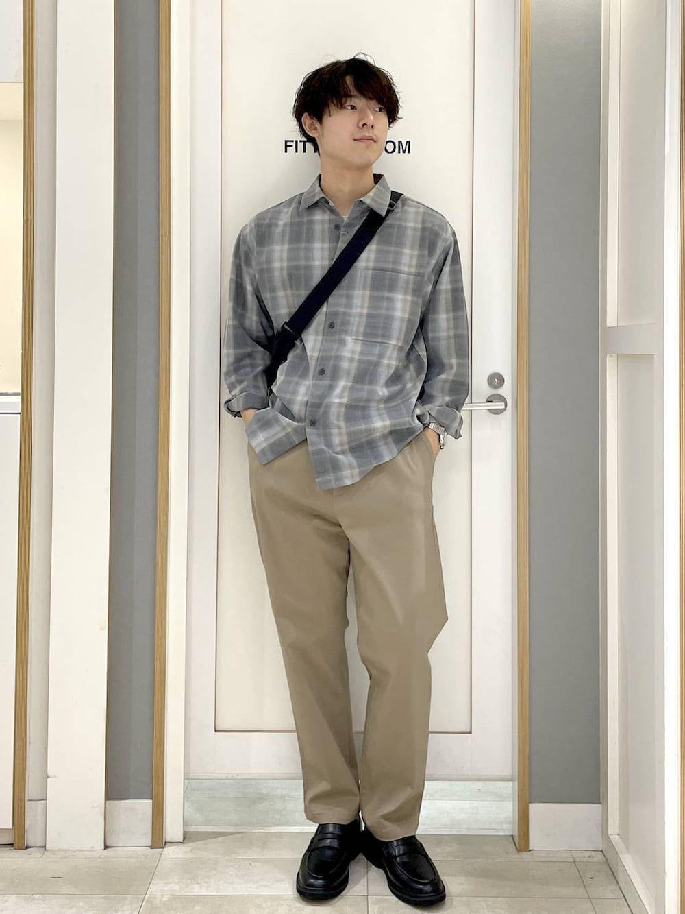 ベージュ系のその他パンツ、グレー系のショルダーバッグ、グレー系のその他シューズを着用したメンズの秋コーディネートの2枚目の写真