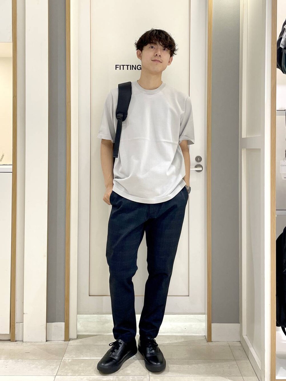 ブラック系のバックパック/リュック、グレー系のその他シューズ、グレー系のTシャツ/カットソーを着用したメンズの秋コーディネートの2枚目の写真