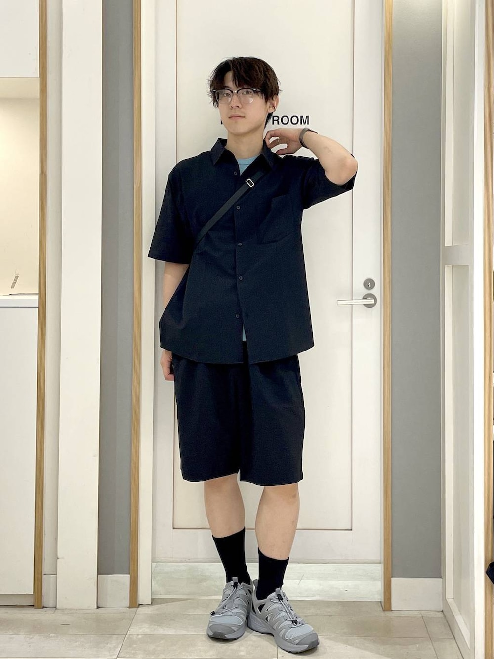 ブルー系のTシャツ/カットソー、ブラック系のシャツ/ブラウス、グレー系のスニーカーを着用したメンズの夏コーディネートの2枚目の写真