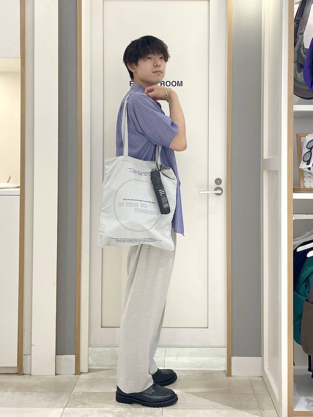 ホワイト系のスラックス、ブラック系のTシャツ/カットソー、グレー系のその他シューズを着用したメンズの夏コーディネートの2枚目の写真