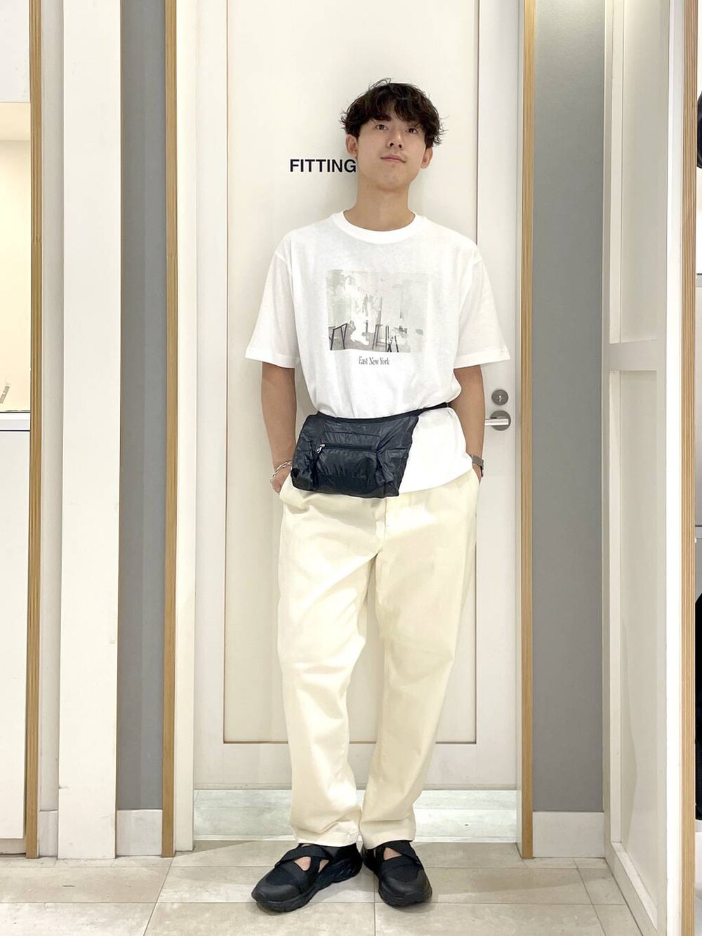その他のTシャツ/カットソー、ブラック系のショルダーバッグ、ブラック系のサンダルを着用したメンズの夏コーディネートの5枚目の写真