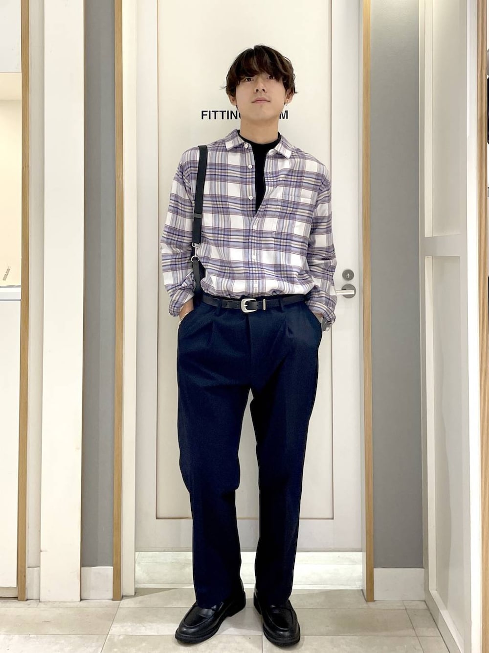 その他のショルダーバッグ、ブルー系のその他パンツ、グレー系のその他シューズを着用したメンズの秋コーディネートの3枚目の写真
