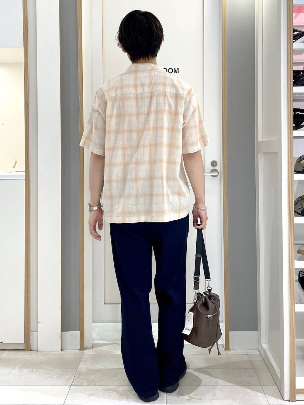 ブルー系のその他パンツ、ベージュ系のシャツ/ブラウス、ブラック系のサンダルを着用したメンズの夏コーディネートの5枚目の写真