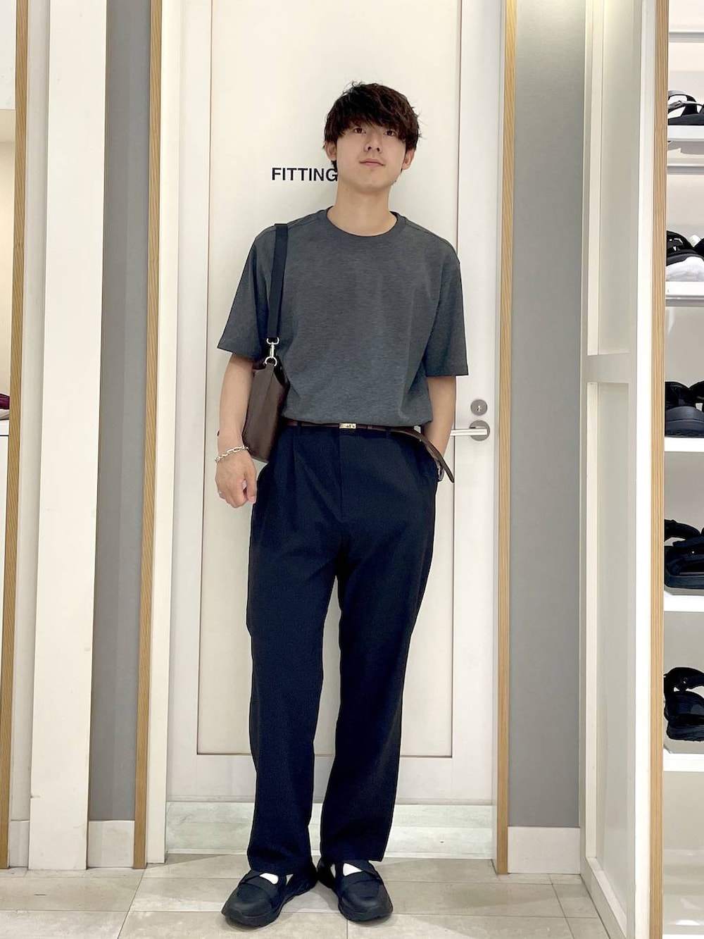 グレー系のTシャツ/カットソー、ブラック系のその他パンツ、ブラック系のサンダルを着用したメンズの夏コーディネートの2枚目の写真