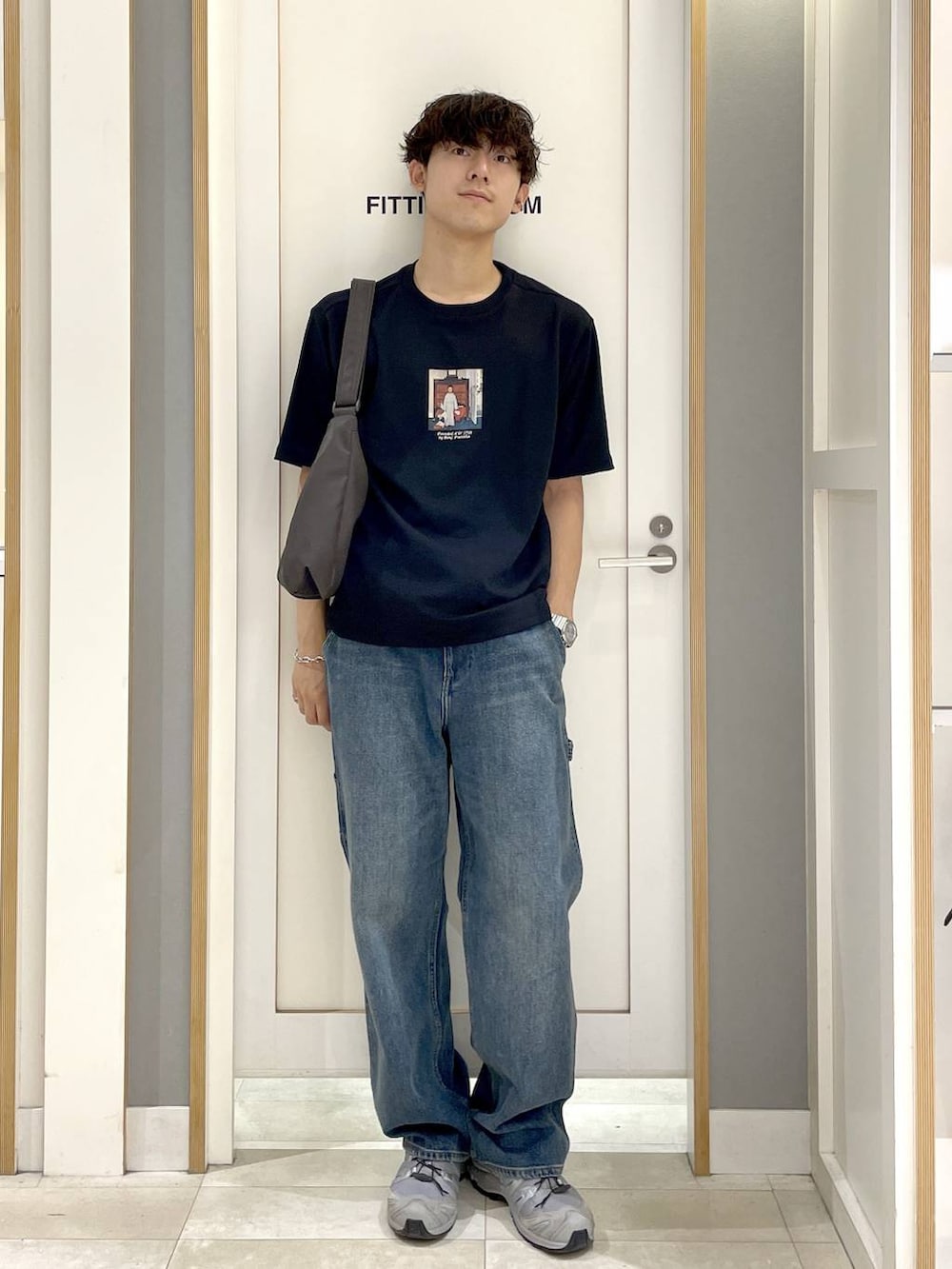 ブラック系のTシャツ/カットソー、ブラウン系のショルダーバッグ、ブルー系のデニムパンツを着用したメンズの夏コーディネートの4枚目の写真