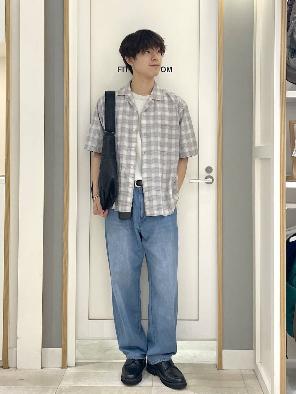 ブラック系のショルダーバッグ、ベージュ系のTシャツ/カットソー、グレー系のその他シューズを着用したメンズの夏コーディネートの3枚目の写真