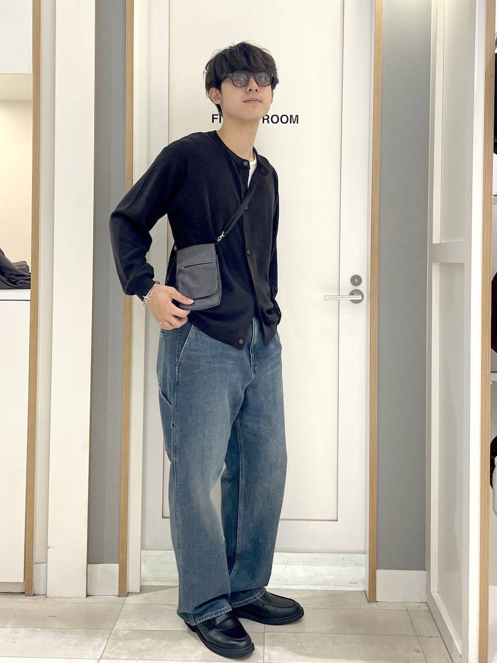 グレー系のその他シューズ、グレー系のショルダーバッグ、ブルー系のデニムパンツを着用したメンズの秋コーディネートの3枚目の写真