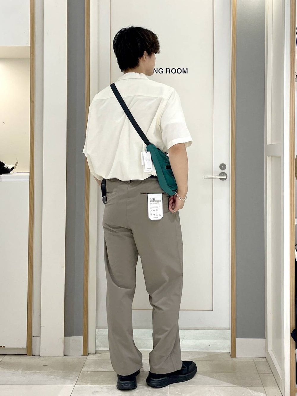 ホワイト系のシャツ/ブラウス、ブラウン系のその他パンツ、グリーン系のショルダーバッグを着用したメンズの夏コーディネートの5枚目の写真