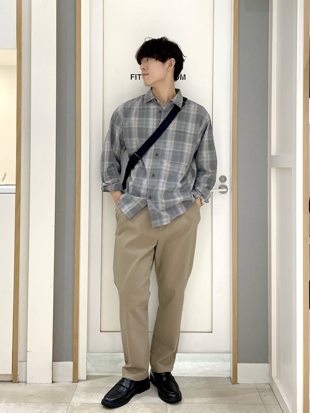 ベージュ系のその他パンツ、グレー系のショルダーバッグ、グレー系のその他シューズを着用したメンズの秋コーディネートの3枚目の写真