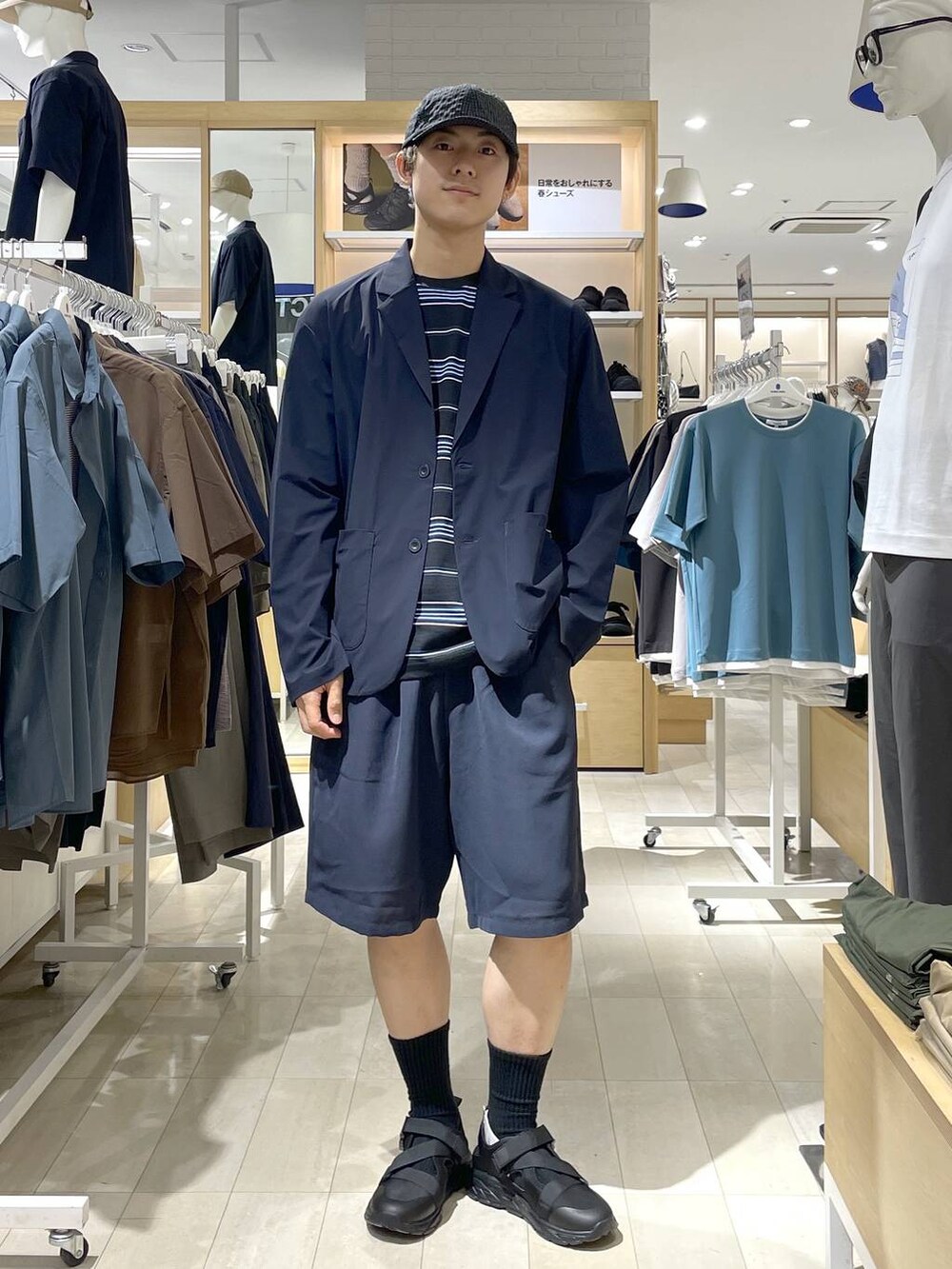 ブルー系のテーラードジャケット、ブルー系のその他パンツ、ブラック系のサンダルを着用したメンズの夏コーディネートの2枚目の写真