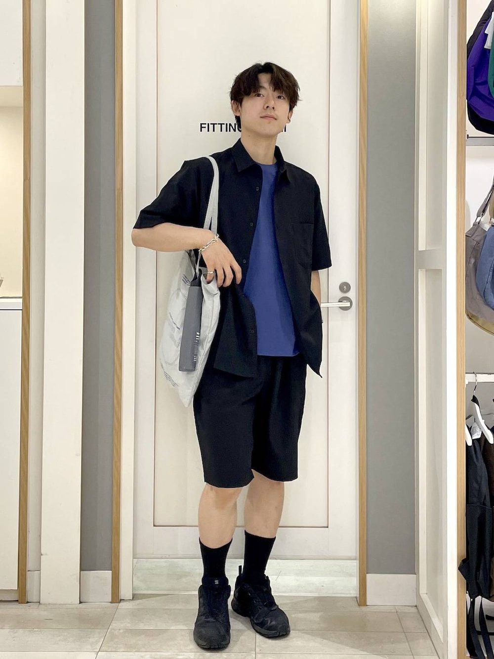 ブラック系のスニーカー、ブラック系のシャツ/ブラウス、ブルー系のTシャツ/カットソーを着用したメンズの夏コーディネートの2枚目の写真