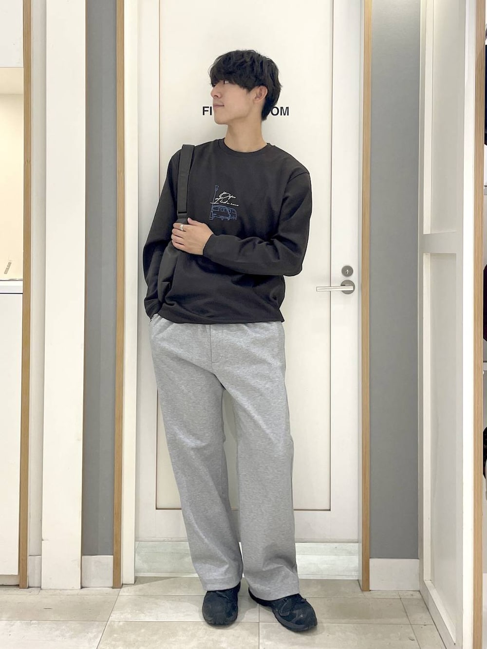 グレー系のその他パンツ、ブラック系のスニーカー、グレー系のショルダーバッグを着用したメンズの秋コーディネートの4枚目の写真
